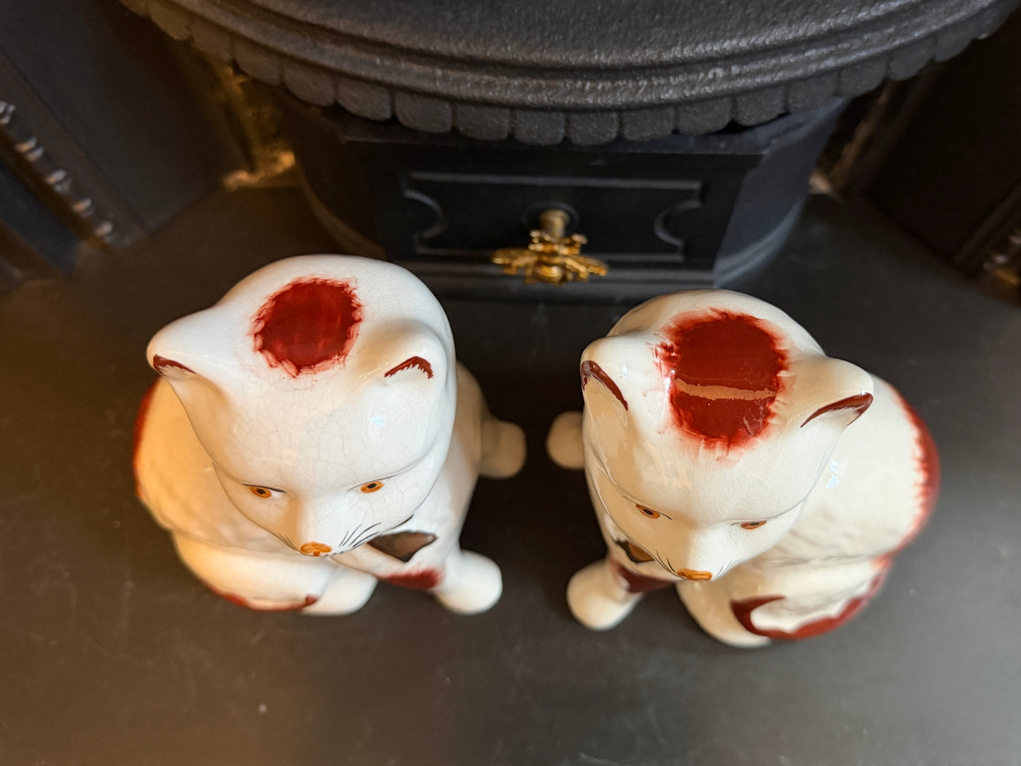 ウィリアム・ケント社、スタッフォードシャーキャットのペア | 赤茶色の柄、C.1940 - 1950年代