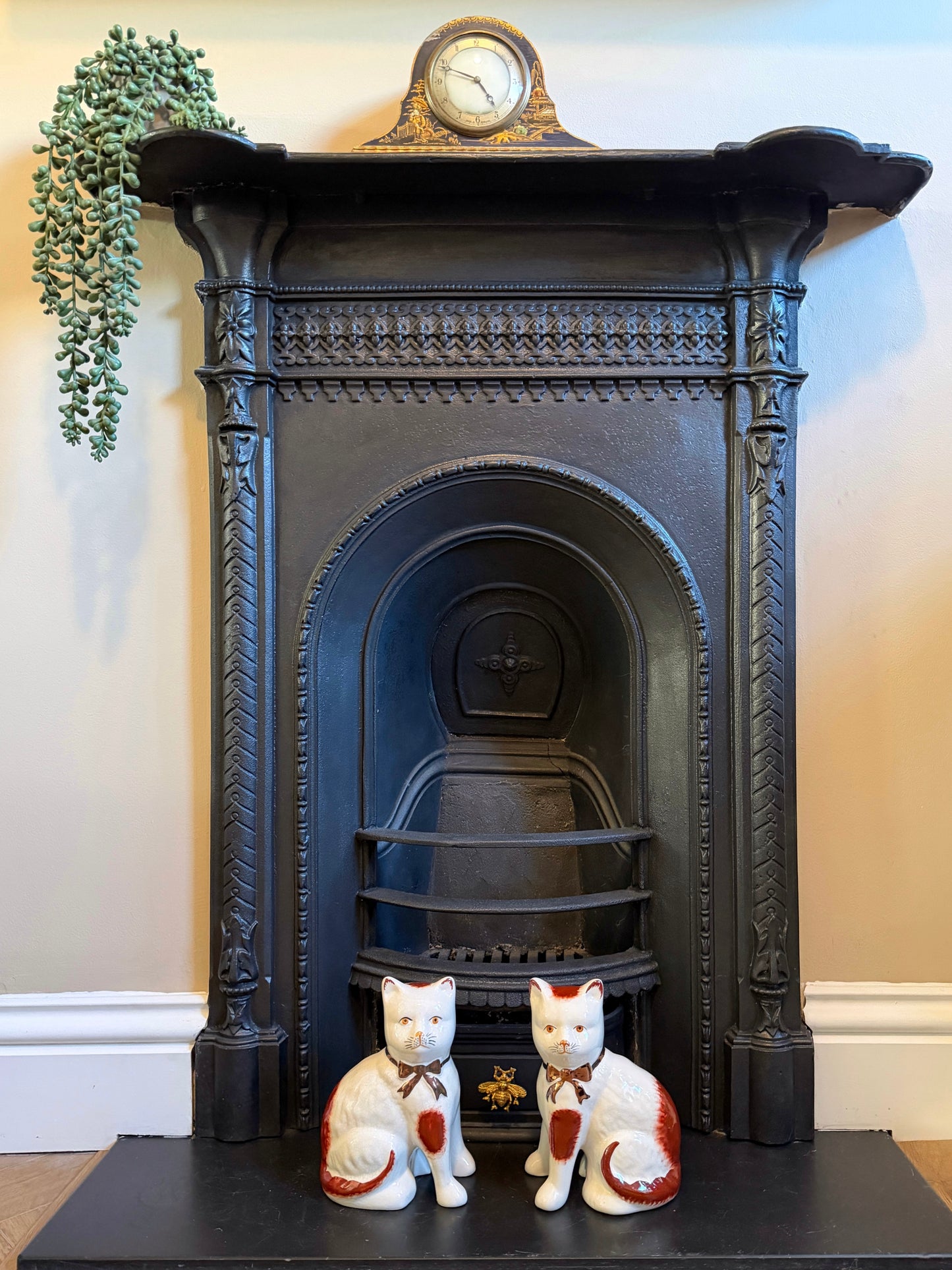 ウィリアム・ケント社、スタッフォードシャーキャットのペア | 赤茶色の柄、C.1940 - 1950年代