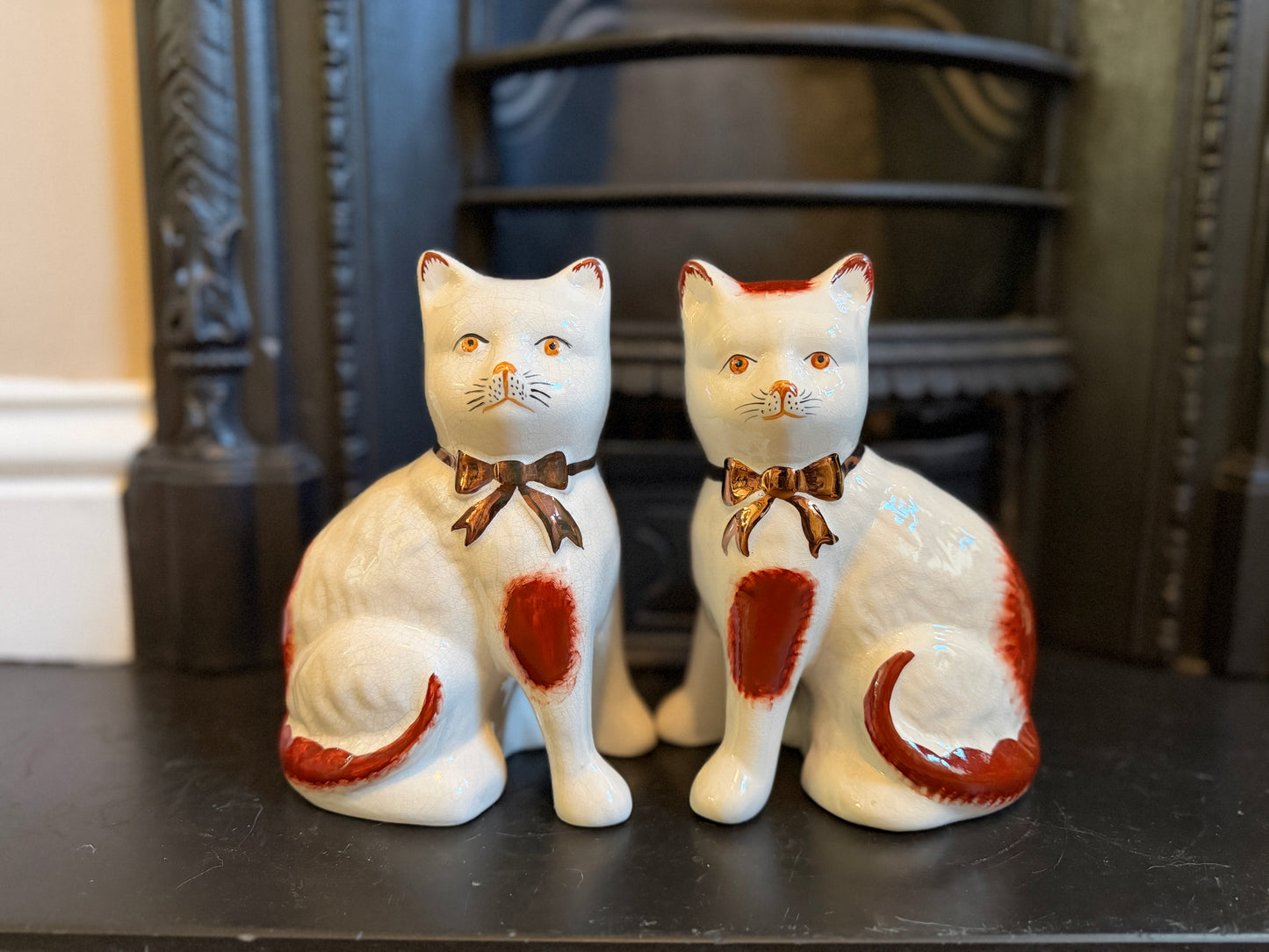 ウィリアム・ケント社、スタッフォードシャーキャットのペア | 赤茶色の柄、C.1940 - 1950年代