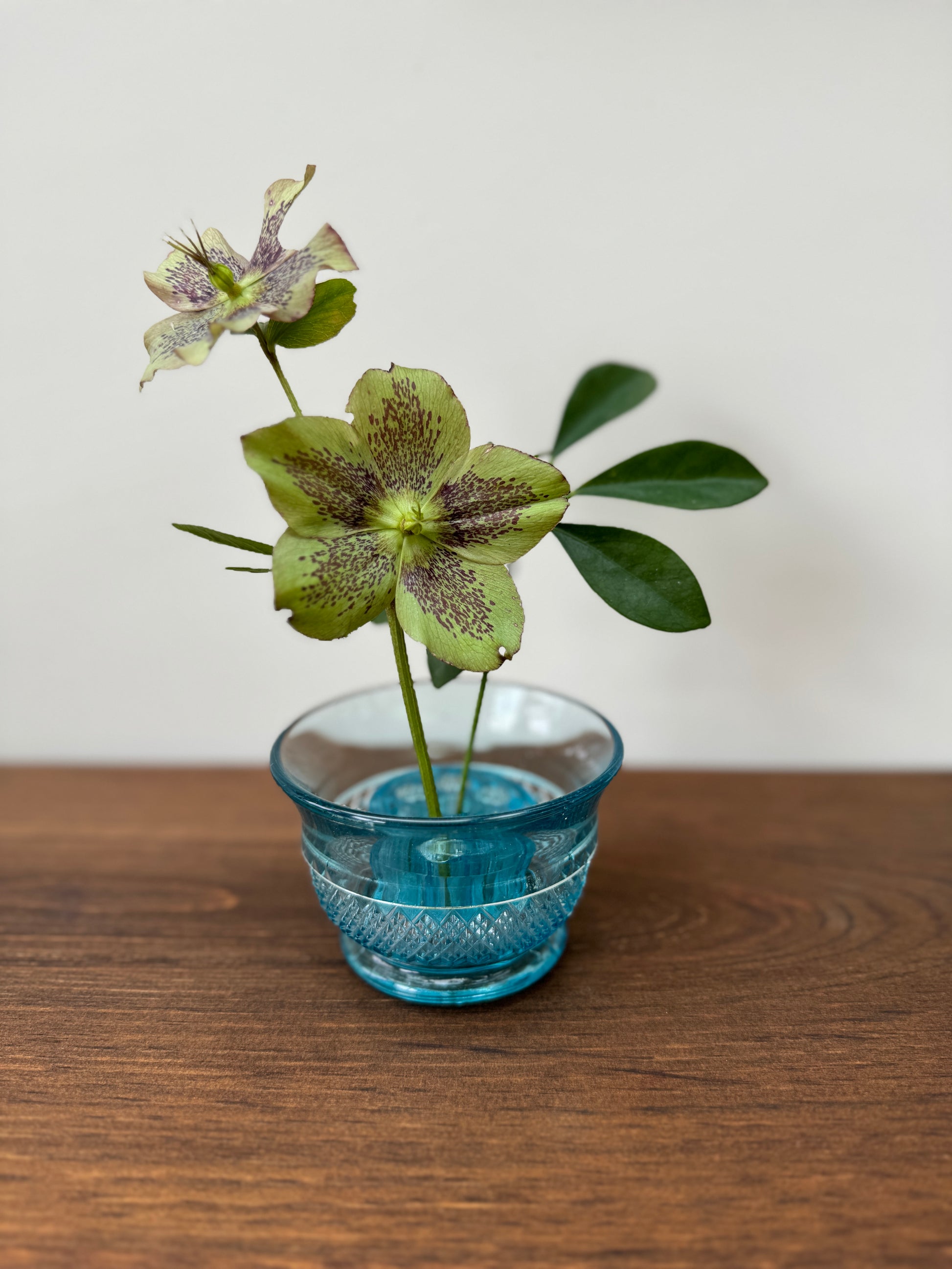デヴィッドソン社製ヴィンテージ・プレスドガラスの花器 花留め付き ブルー  1906年デザイン