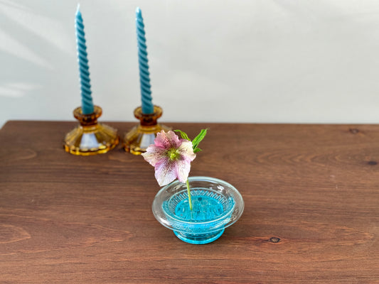 デヴィッドソン社製ヴィンテージ・プレスドガラスの花器 花留め付き ブルー c.1931年頃