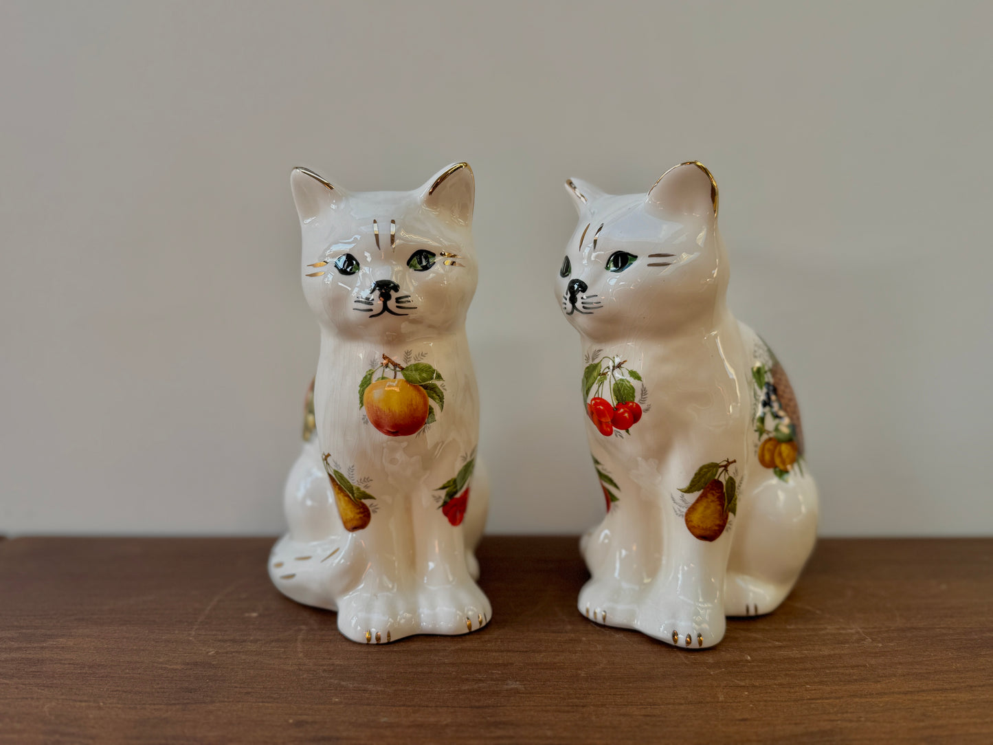 ヴィンテージ・スタッフォードシャー風キャットペア | フルーツモチーフ