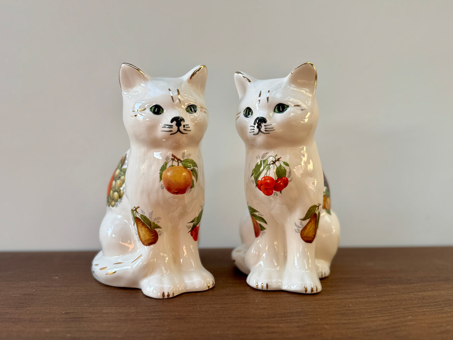 ヴィンテージ・スタッフォードシャー風キャットペア | フルーツモチーフ