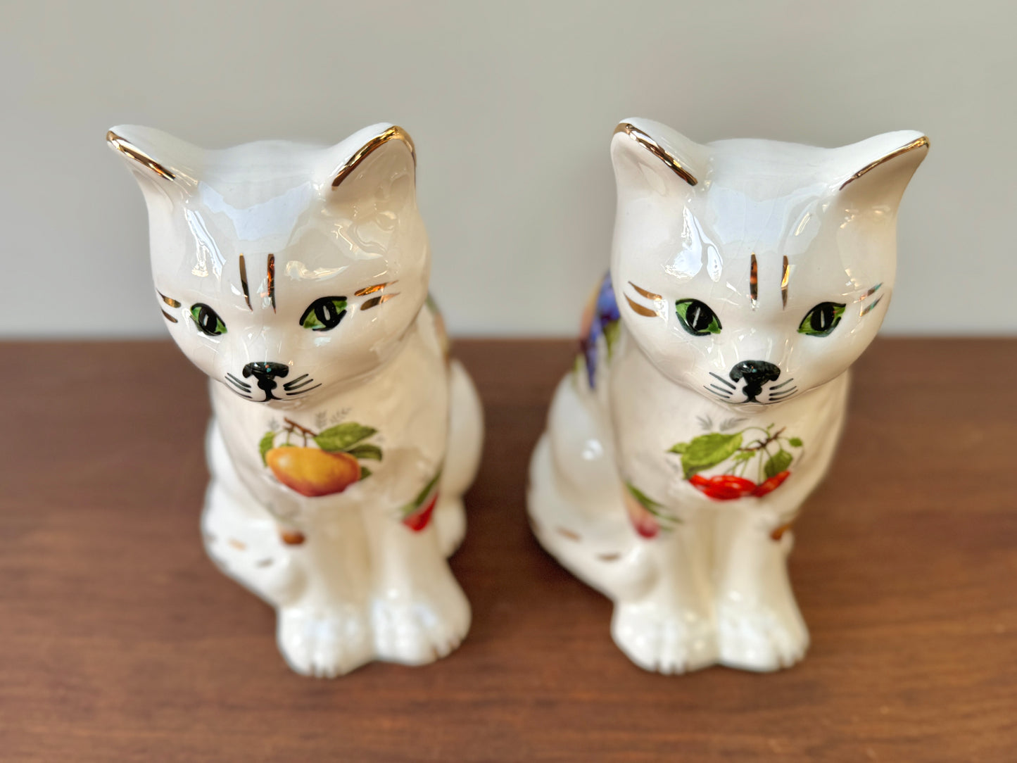ヴィンテージ・スタッフォードシャー風キャットペア | フルーツモチーフ