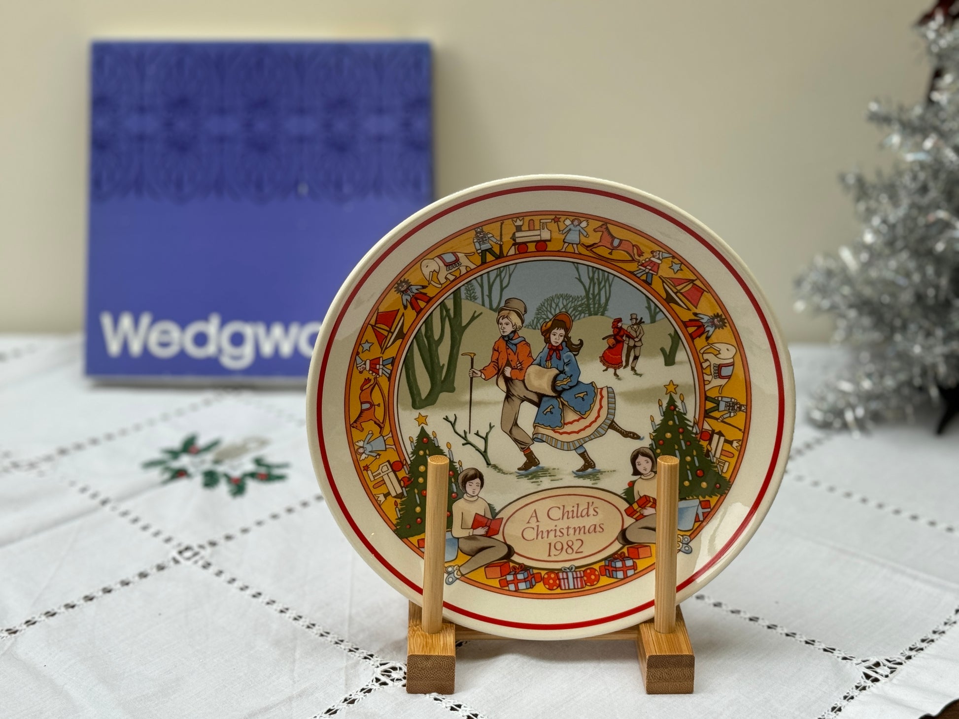 Wedgwood_of_Etruria_and_Barlaston_A_Childs_Christmas_Decorative_Plate_1982_in_Original_Box