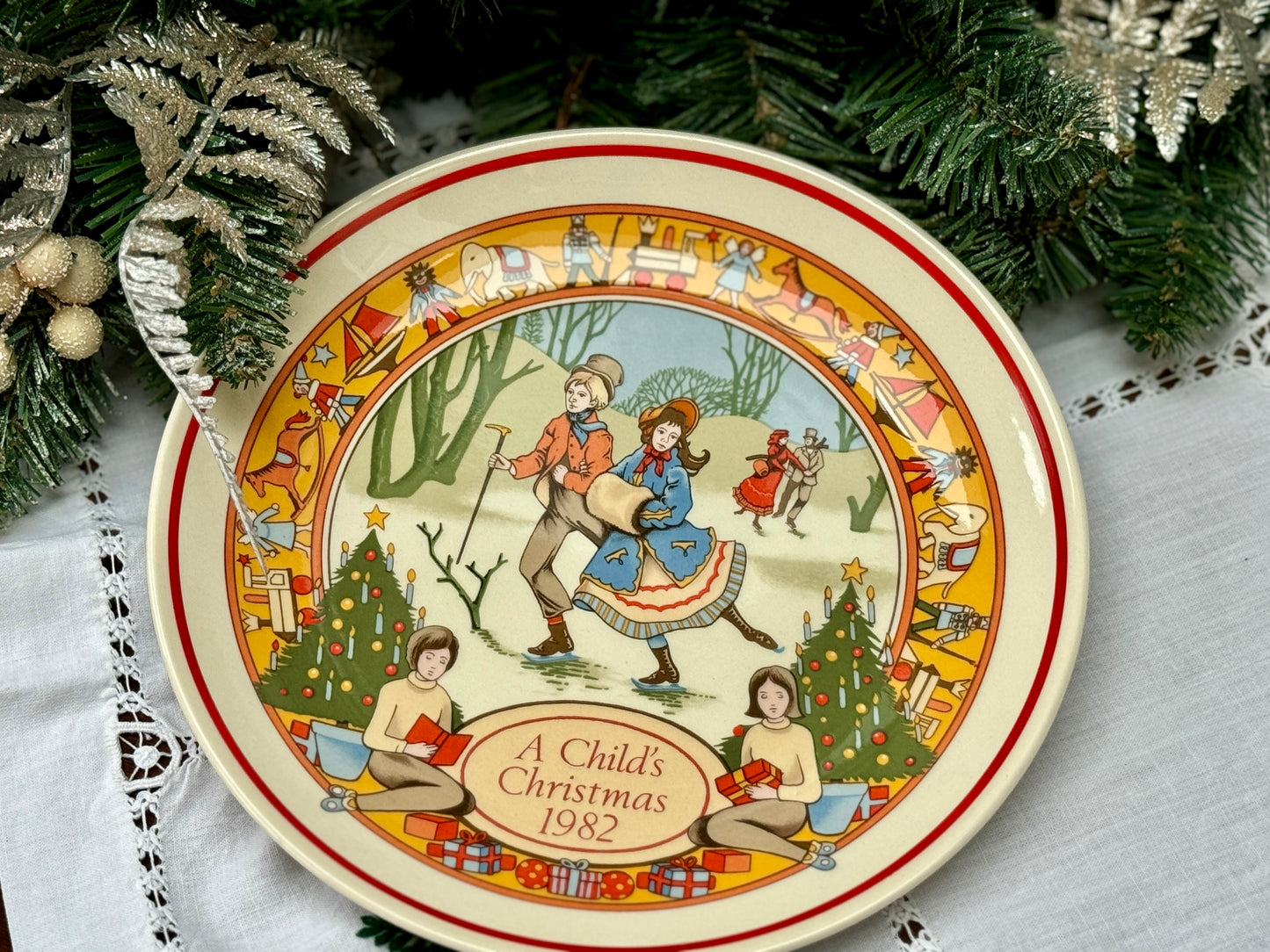 Wedgwood_of_Etruria_and_Barlaston_A_Childs_Christmas_Decorative_Plate_1982_in_Original_Box