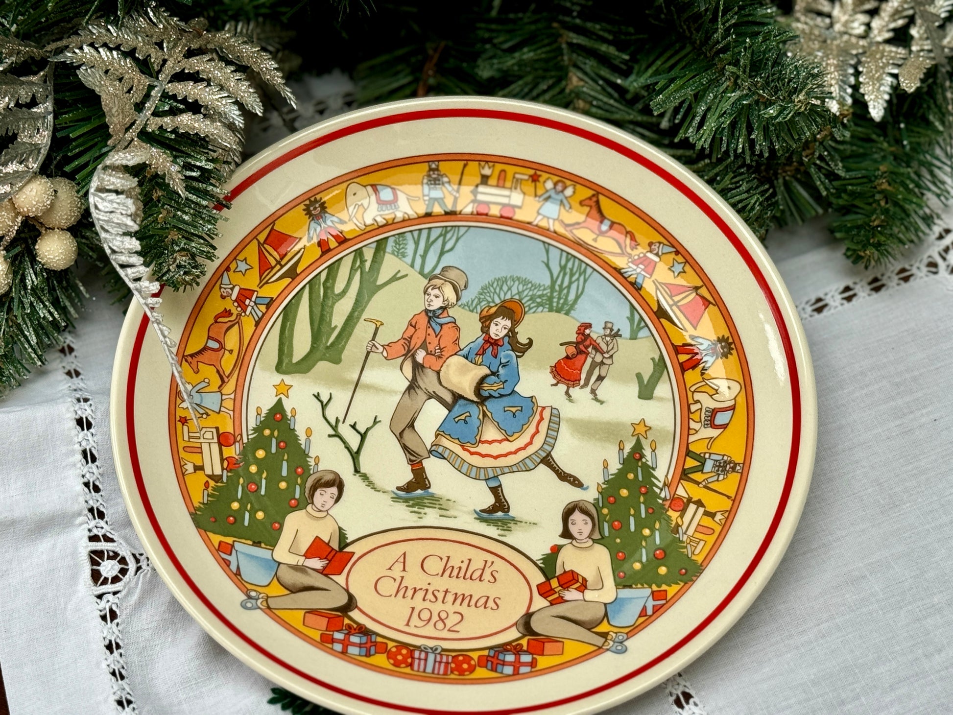 Wedgwood_of_Etruria_and_Barlaston_A_Childs_Christmas_Decorative_Plate_1982_in_Original_Box