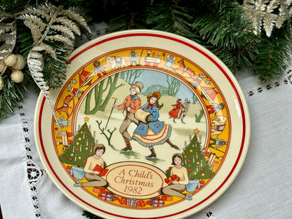 Wedgwood_of_Etruria_and_Barlaston_A_Childs_Christmas_Decorative_Plate_1982_in_Original_Box