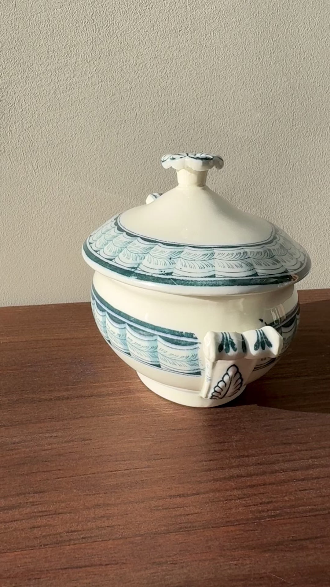 ウェッジウッド 「ラグ・アンド・フェザー 」チュリーン、蓋とレードル